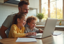 Famille souriante utilisant un ordinateur portable à la cuisine